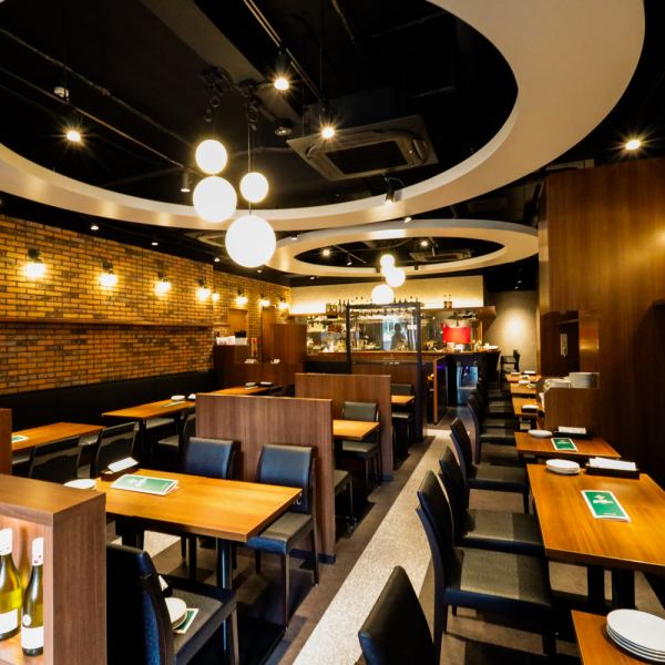 【カウンター席・テーブル席を多数ご用意】当店は、カウンター・テーブルともにローテーブルとなっておりますので、小さなお子様やご年配の方も座りやすく、ゆっくりとお食事をお楽しみいただけます。お仕事帰りのサク飲みやご家族・ご友人とのお食事などにおすすめです。お気軽にお立ち寄りください♪