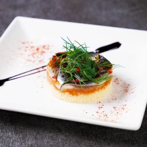 烤嫩金卡沙丁魚塔布勒沙拉