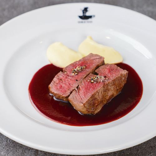 牛フィレ肉のステーキ　赤ワインシース