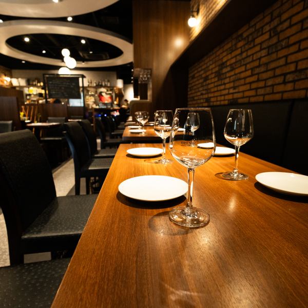 【カウンター席・テーブル席を多数ご用意】当店は、カウンター・テーブルともにローテーブルとなっておりますので、小さなお子様やご年配の方も座りやすく、ゆっくりとお食事をお楽しみいただけます。お仕事帰りのサク飲みやご家族・ご友人とのお食事などにおすすめです。お気軽にお立ち寄りください♪