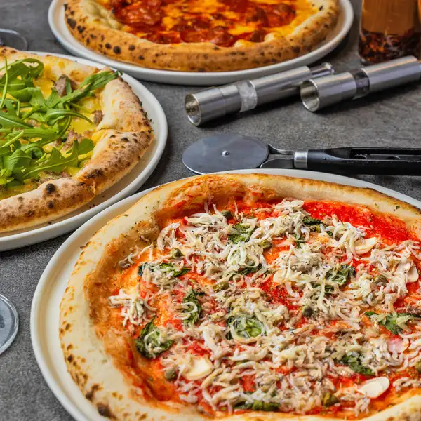 We offer seven kinds of exquisite, authentic pizzas baked in a pizza oven! We recommend the half & half, where you can enjoy two different flavors♪