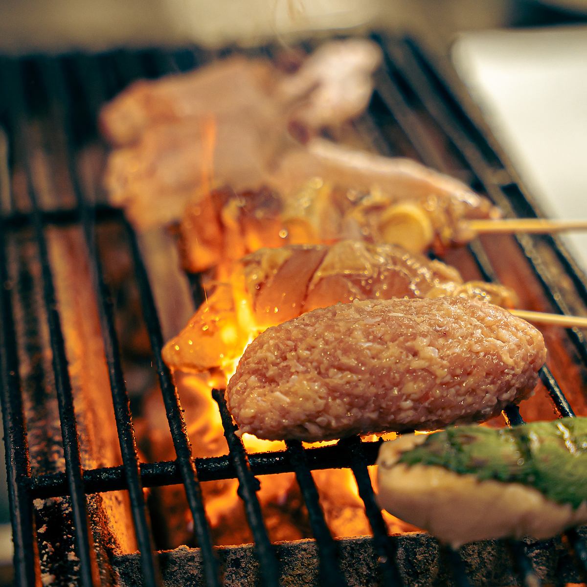Enjoy authentic charcoal-grilled yakitori in a calm interior with a black and wood interior designed by the owner himself.