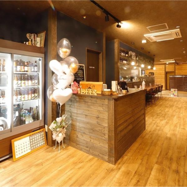 店内に入るとひときわ目立つのがこのカウンター！一面に並べられたビールの瓶やクラフトビールメニューの数々につい目を奪われる。眺めている中で気になったクラフトビールを注文なんていかがでしょうか？カウンター席はお一人様や、同僚との飲み会、カップルでの利用にもオススメです！