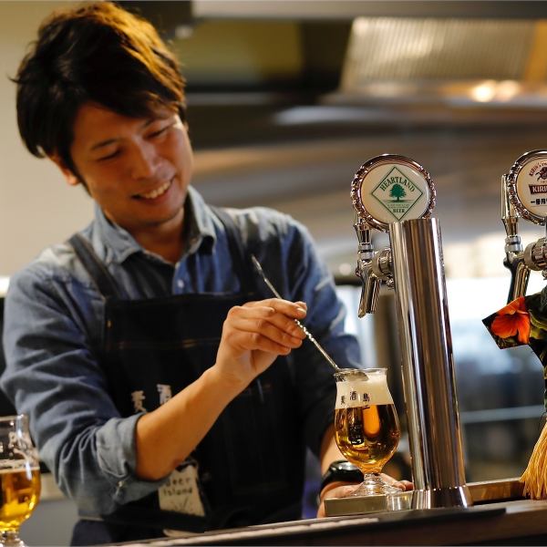目の前でそそぐ新鮮なビールを堪能できる！オーナー厳選のクラフトビールの数々は定期的に種類を替えてご用意しているので、来店の度に新しい味に巡り合えるかもしれません。ビールが苦手な方も、ぜひ飲み比べして自分好みの味を探求してみてはいかがですか？