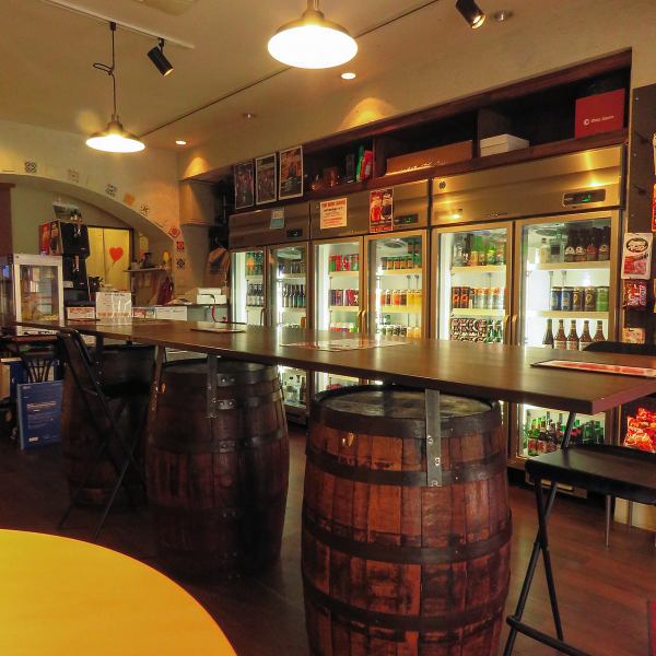 You can sit around the large table and have a good time, or sit at the counter in the back of the store and enjoy a leisurely beer.It is a shop where you can drink for each scene and person ◎