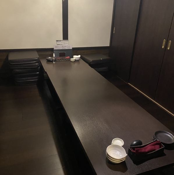 【最大36名様向け掘りごたつ】しっとり落ち着いた雰囲気で足をのばしてゆっくり寛げる掘りごたつ式の座敷を完備！プライベート宴会からお子様連れや会社仲間との集まりにも最適です。