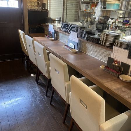 カウンター席があるので、お一人様も通いやすい！隣り合わせに座りたいカップルなどにもオススメ♪