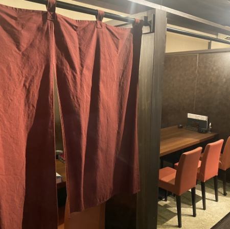 暖簾で仕切られた半個室のお席はそれぞれ6名様までご利用いただけます。ご友人やご家族での食事会などにおすすめです。