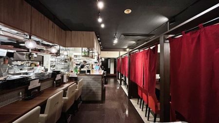 落ち着いた照明が灯る、洗練されたカウンター席です。木の温もりと調理の活気を感じられる空間で、お一人様でもゆったりと和の情緒を愉しめます。