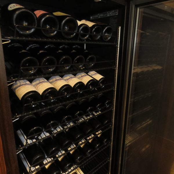 【お肉に合うワインを多数ご用意】天井まである最大120本収容可能なワインセラーはお店の自慢。