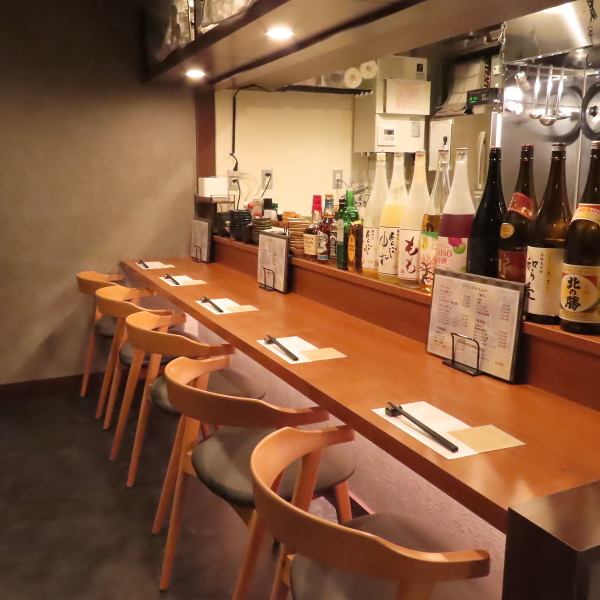 [A chic hideaway for adults] The simple and chic interior has a calming atmosphere like an adult's hideaway.The spacious counter seats are perfect for solo diners as well as dates.We have eight seats available, so you can drop in any time.