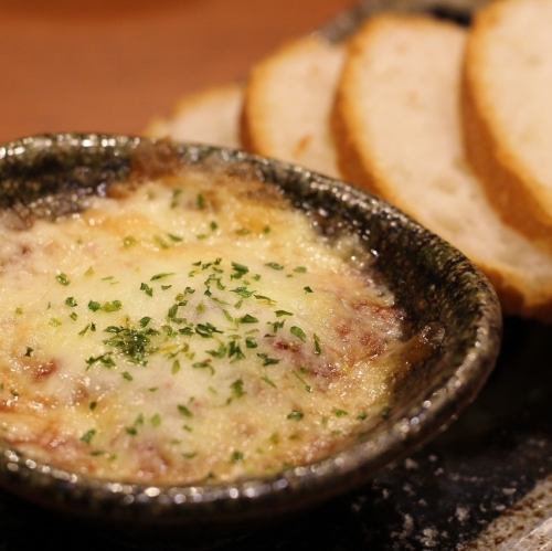 Grilled corned beef with cheese and baguette