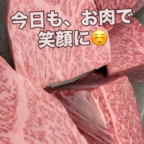 这里是悠悠亭。

我们今天已准备就绪，正式营业！

我们今天有一个团体预订，但还有一些其他的预订。
我们可以带您四处参观。

我们可承办最多 70 人的私人聚会，并提供各种菜单以满足您的预算。

有关欢送会和欢迎会的事宜，请随时与我们联系。

我们希望今天也能用我们的肉类菜肴为许多顾客带来笑容。☺️

尽快预约！

099-222-4564

[#游游亭]
【#鹿儿岛】
【#烤肉】
【#鹿儿岛美食】