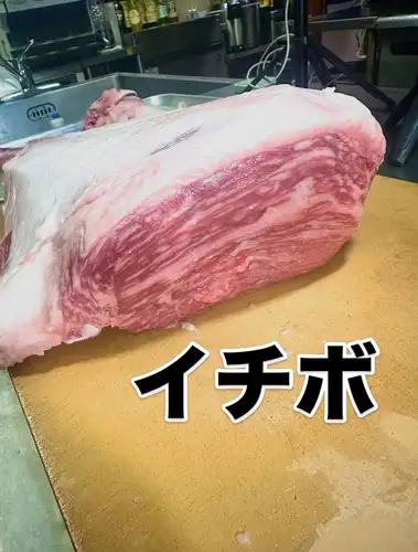 遊々亭です！

7月入りましたね。
今月もよろしくお願いします
本日も準備完了、元気に営業中です。

本日のおすすめは
「イチボ」です。
霜降具合良し
尚且つ、赤身で味が濃く
しかも、柔らかさもある
優等生です♪
厚切りでも、薄く切っても
非常に美味い、お肉です。

サーロインの延長部位で
牛さんのお尻の部位です。

美味いですよ♪

本日、空席、たっぷりあります。

是非、ご予約くださいね！
099-222-4564
ご来店、心よりお待ちしています。

週末は早めのご予約を！

今夜は焼肉にしませんか？

【#遊々亭】
【#とろけるお肉】
【#焼肉】
【#黒豚しゃぶしゃぶ】
【#焼肉食べ放題】