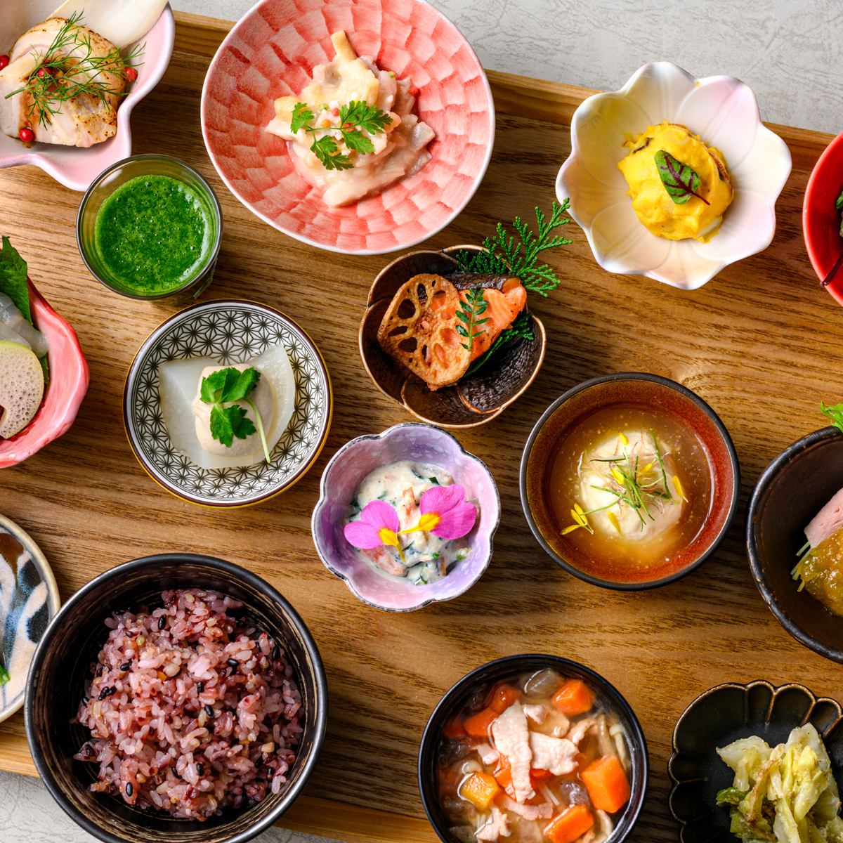 和食の基本形"一汁三菜"に三菜を加えた「一汁六菜」をカジュアルな定食で楽しめます◎