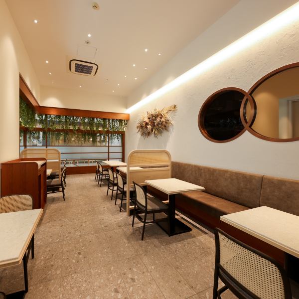 店名には「すばらしい人生には、おいしい食事が不可欠。第2の我が家のような心地良い空間で、食事を自分らしく楽しもう。」というメッセージが込められています。木の温もりあふれる開放的な空間で一汁六菜定食を楽しみながら、心地よい時間をお過ごしください！