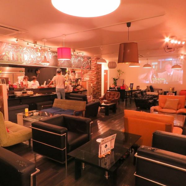 【Interior pretty fashionable space】 There are various kinds of tables and chairs in the store like an interior shop, and there is pleasure to get lost as to which seat.