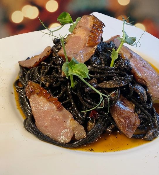 「鴨が迷いこんだイカスミの森」は、深い旨味を感じさせる一皿です。