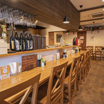 【様々なシーンで◎】カウンター席10席と4名様用テーブル席2つをご用意しています。白壁と木を基調とした温かみのある落ち着いた店内で、心地よい空間が広がります。友人や大切な人と特別なひとときをお楽しみいただける、居心地の良い雰囲気です。ぜひお気軽にお越しください。