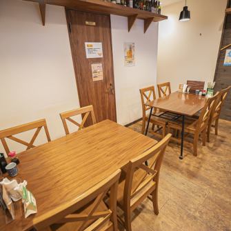 【落ち着いた店内】気軽に立ち寄れる当店は、落ち着いた雰囲気の店内でリラックスしてお過ごしいただけます。高槻駅からも近くアクセスも良好です。串カツを楽しみながら、友人や同僚との宴会にもおすすめな空間を提供しています。特別なひとときをお楽しみください。