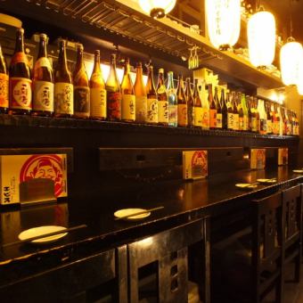 棚にはお酒がずらり♪サク飲みもOK♪会社帰りに1杯★