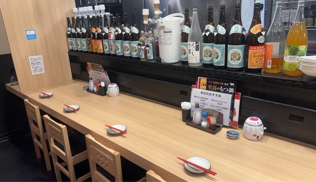 お酒がズラッと並ぶカウンター席も人気!肩を並べて乾杯☆