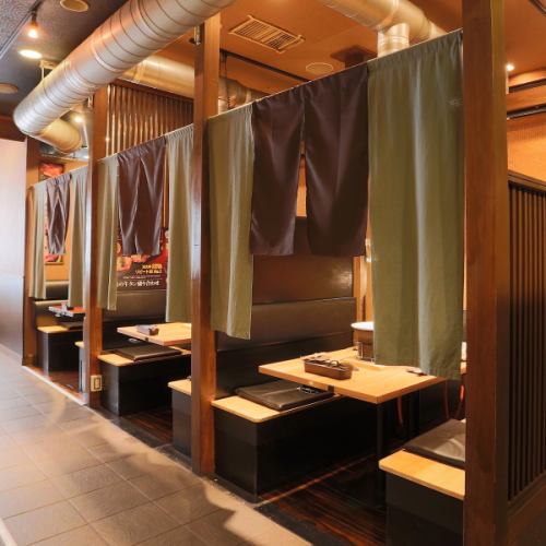 当店は、4名掛けのテーブル席が12席ご用意されています。席がのれんで区切られているため、プライベートな空間が確保されています。仕事帰りや同僚との大切な打ち上げや、気軽な友人との集まりに最適です。喧騒から離れ、リラックスした雰囲気でお食事をお楽しみいただけます。是非ご利用ください☆