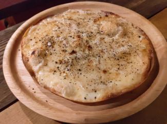 Raclette cheese pizza [honey and black pepper]