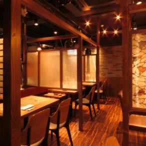 こちらは4名様掛けのテーブル席をご用意しております♪町田で話題の焼肉店。宴会や新年会、歓送迎会に最適な空間。A5ランクの黒毛和牛を堪能できるお店で、若者にも人気です☆お得な飲み放題メニューもあります！ご予約はお早めに♪