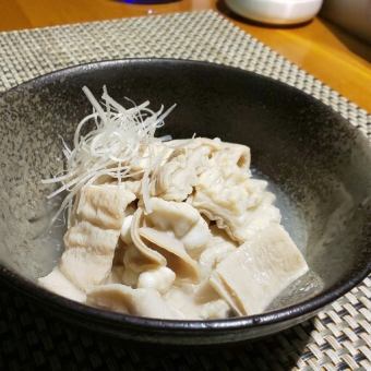 塩味の牛モツ煮込み