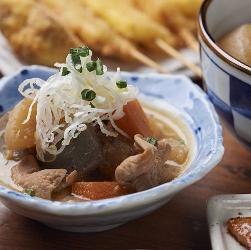 《もつ煮》新鮮でクセの少ない白モツを下処理し、たっぷりの野菜と煮込んだ定番おつまみ!心身に染み渡る♪