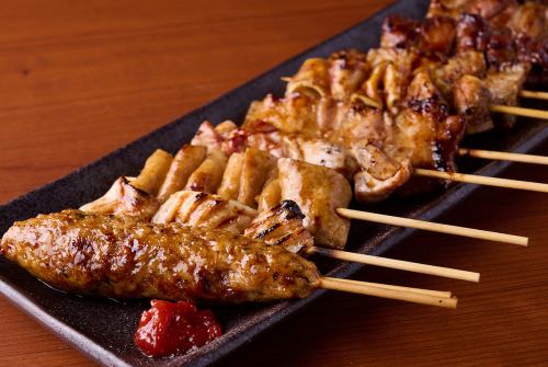 《焼鳥・やきとん》こだわり炭火でお肉の旨味を引き出す!香ばしさが食欲をそそる!外カリッ中ジューシー◎