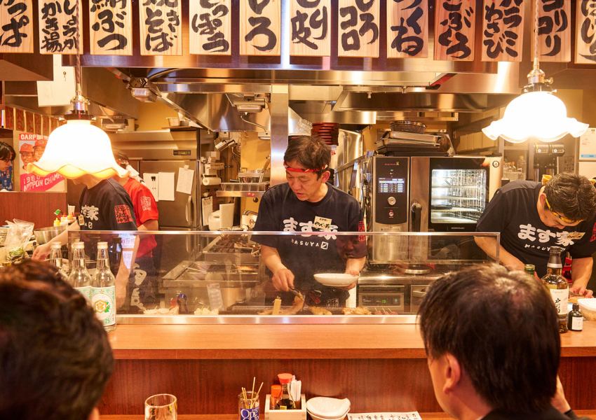 調理工程が間近で見られる、臨場感たっぷりなカウンター席。お一人様でのサク飲み、同僚とのちょい呑みにも最適です♪