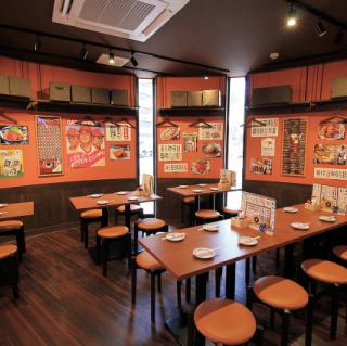 【총석수:76석】새로운데 어딘가 그리운 쇼와의 세계에서 타임 슬립!맛있는 요리와 풍부한 술로 느긋하게 보낼 수 있는 레트로한 공간입니다.테이블석을 다수 준비하고 있으므로, 가족에서의 식사・그룹 연회・동료와의 술집에 딱입니다.※사진은 계열점입니다