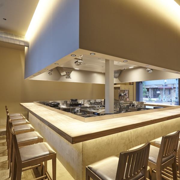 1階は落ち着いた雰囲気で、デートや少人数のお客様に最適なカウンター席がございます。洗練された空間で、上質な焼肉をゆっくりとお楽しみいただけます。程よい照明は料理もより美味しく見えます。