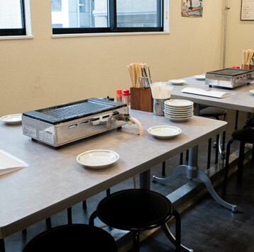 2階は10名様以上のグループ利用も可能で、大人数でワイワイと焼肉をお楽しみいただけます。団体様の貸し切りも承っておりますので、会社の宴会や友人との集まりなど、様々なシーンでご利用ください。