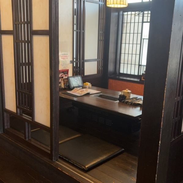 【大人数でも安心宴会】広々とした店内には、各種宴会にぴったりな座敷や掘りごたつ、個室席が完備されています。お友達やご家族との集まりに最適な空間で、ゆったりとしたひとときをお過ごしいただけます。シーンに合わせてお席をお選びいただけるのも魅力の一つです。心地よい雰囲気の中、特別な時間をお楽しみください。