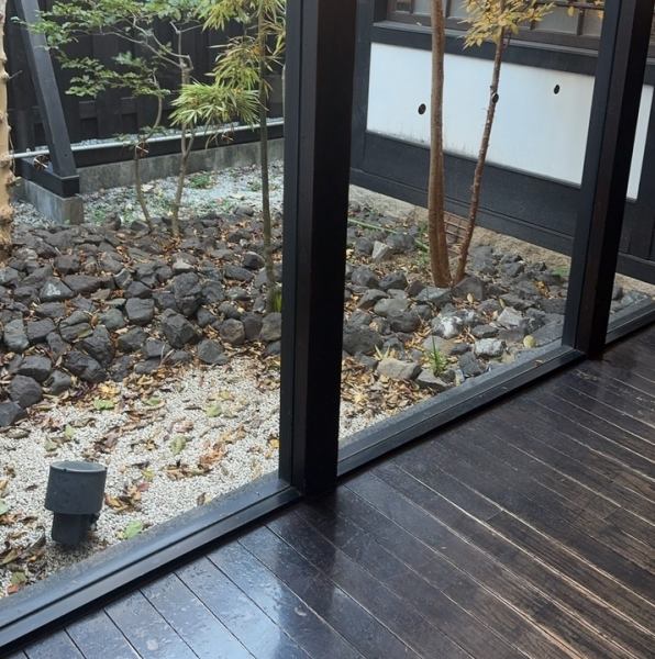 【ゆったり過ごせる店内】温かみのある内観が心を和ませる当店。駐車場が完備されているので、混雑時でも安心。大人数のグループにも対応できるため、友達や家族とのお出かけにも便利です。ぜひお立ち寄りください。