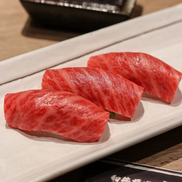 Grilled Wagyu beef sirloin sushi (3 pieces)