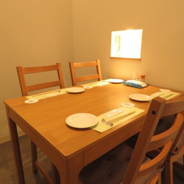 ≪完全個室！！様々なシーンご利用ください♪≫少人数での食事に適した個室も複数完備し、2名から4名程度の会食やデートにぴったりなレイアウトです♪シンプルで上質な家具と控えめな照明が織りなす空間は、落ち着いて食事をお楽しみいただけます。プライバシーに配慮された席はゆっくりお話できる雰囲気です。