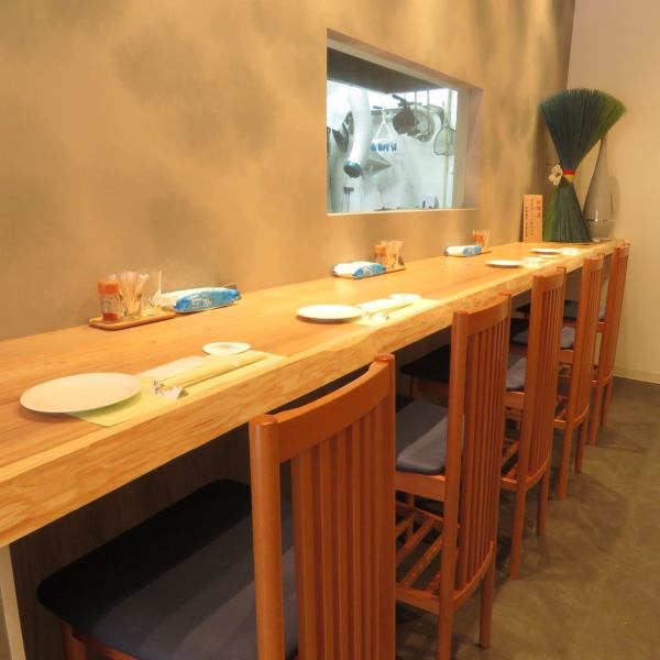 ≪お一人様も大歓迎！カウンター席もございます！≫店内は木の温もりを感じるシックなデザインで、炭の香りとともに癒やしの空気が広がります。ゆったりとした広さのある空間と丁寧な調度品で、どなたでもくつろげる設定◎アクセスの良い立地も嬉しいポイントで、接待や会食を行う際の利便性を備えています♪