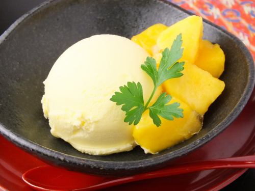 Mango and vanilla ice cream