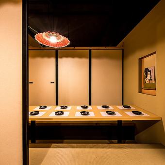 Indirect lighting and a variety of Japanese decorations create a sophisticated and adult space! It is a completely private room with a door, so you can enjoy it without worrying about your surroundings! Relax and relax at our restaurant. Please come and relax♪ (Machida/Private room/Beef tongue/Yakitori/Meat sushi/All you can drink/Date/After 8pm/Anniversary/Entertainment/Banquet)