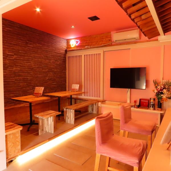 【新規OPEN！！】新しい内装の広々としていて落ち着いた空間で、お料理やお酒をお楽しみいただけます！店内の席は全席喫煙可能で、愛煙家の方も大歓迎！最大20名様までの貸し切り利用も承っておりますので、歓送迎会やパーティーなどでも是非ご利用ください！