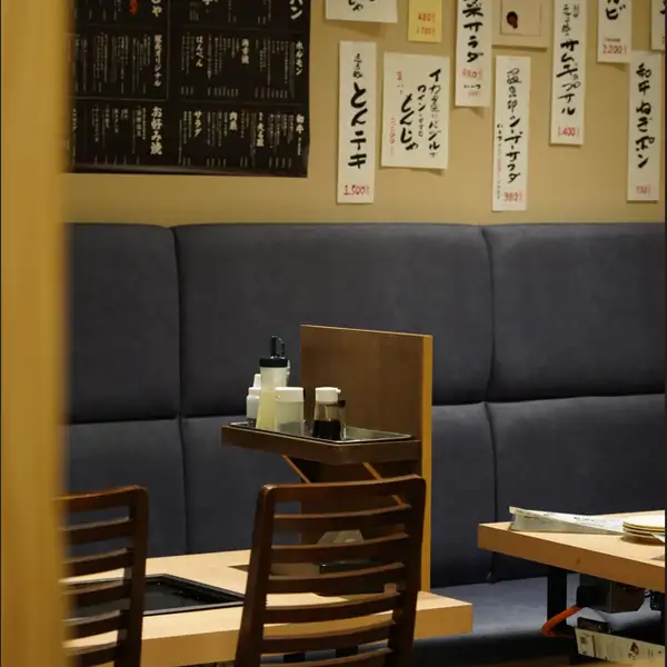 【多様なシーンに対応するお席】広々とした店内には、様々な用途で使いやすい全70席をご用意。ワイワイ楽しめるテーブル席はもちろん、足を伸ばしてくつろげる掘りごたつの座敷席は、小さなお子様連れのファミリーにも大人気です。また、デートに最適なカップルシートもあり、プライベートな時間にもぴったりです。