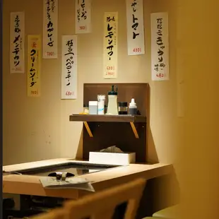 【2분~6분】와이와이와 철판을 둘러싸고 즐길 수 있는 테이블석을 준비하고 있습니다.회사 돌아가는 식사나 친구와의 부담없는 마시기, 여자회 등 폭넓은 씬에 최적입니다.전 고급 가게 특유의 깨끗한 공간에 레트로 포스터가 장식된 아늑한 편안한 분위기 속에서 휴식을 취하십시오.