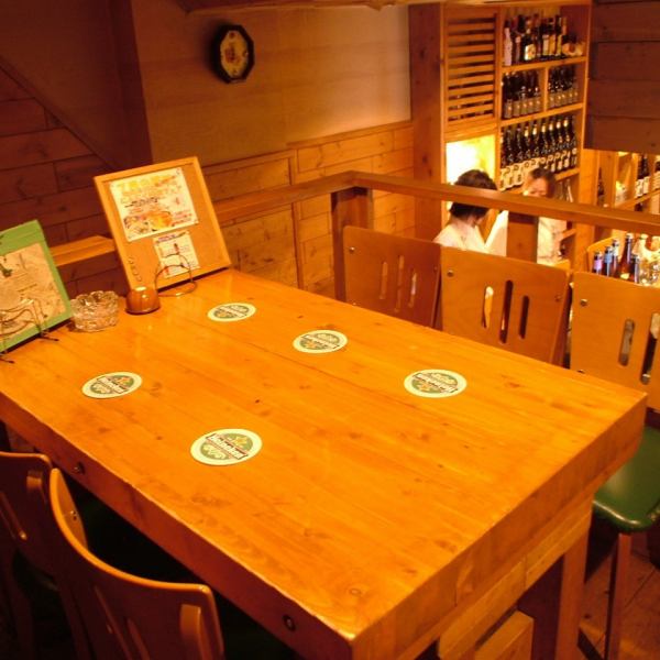 ロフト席から店内を眺めながらお食事が楽しめます。ママ友会や女子会、大人コンパにオススメ♪6名様テーブル＆4名様テーブルもありますので、グループでのご利用もいただけます。地下にある個室は10名までOK！