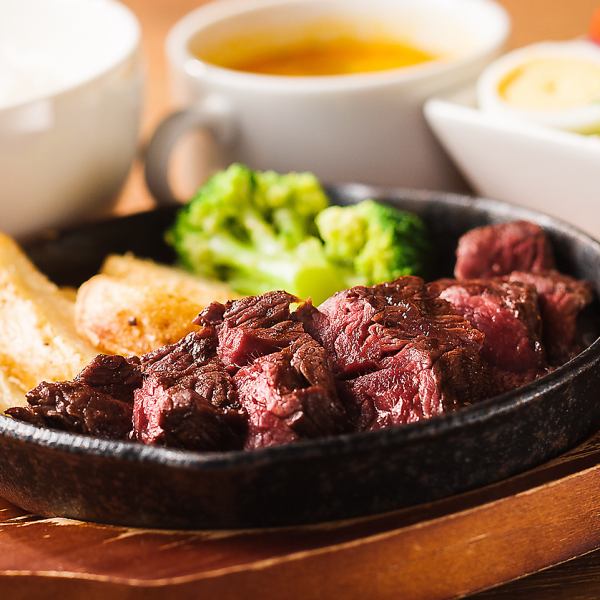Value prices that can only be found at a meat bar! Luxurious steaks for lunch start from 1,690 yen! You can also use the points you have earned♪