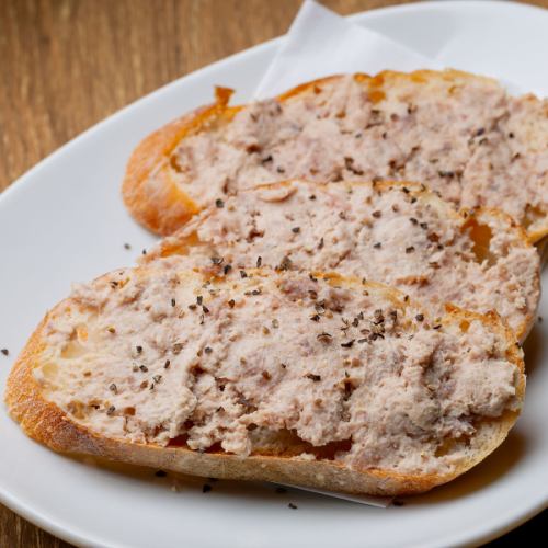 烤面包片配陈年牛肉火腿
