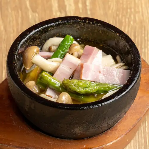 培根白玉菇蒜蓉雞油湯佐白高湯